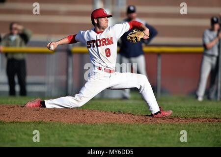 Lanceur droitier de lancer à un frappeur adverse lors d'un match de baseball de l'école secondaire. USA. Banque D'Images