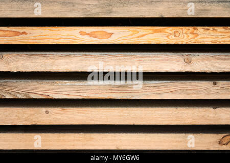 Bandes de planches de bois sur un fond noir. Bois d'oeuvre, le stock de bois en construction dans l'entrepôt. Banque D'Images