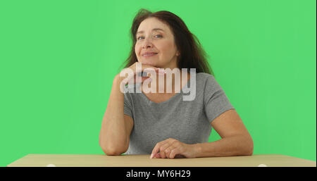 Personnes âgées woman sitting at table Banque D'Images