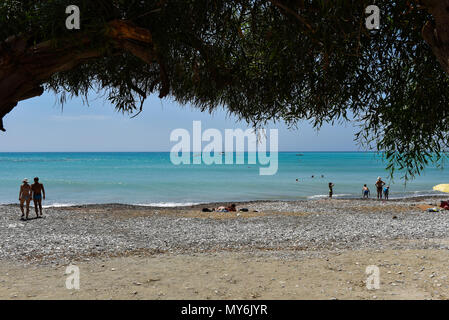 La baie de Pissouri, Chypre - 10 juin 2017 : les touristes se détendre, bronzer et nager dans la mer sur la belle plage de Pissouri Banque D'Images