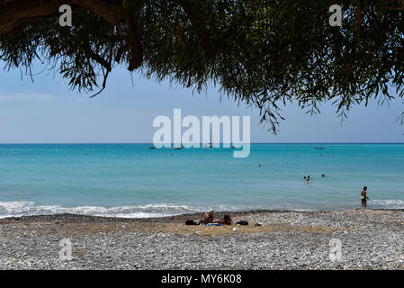 La baie de Pissouri, Chypre - 10 juin 2017 : les touristes se détendre, bronzer et nager dans la mer sur la belle plage de Pissouri Banque D'Images