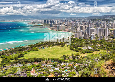 Vue panoramique sur Honolulu de Diamond Head sur Oahu, Hawaii Banque D'Images