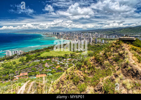Vue panoramique sur Honolulu de Diamond Head sur Oahu, Hawaii Banque D'Images