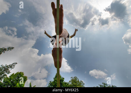 Slackline. Un petit gars marche sur une sangle dans l'équilibre. Banque D'Images