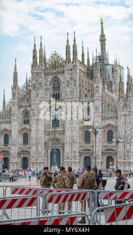 Milan, Italie - 30 mai, 2018 : l'armée italienne à l'entrée de la place du Duomo de Milan. Contrôle anti-terrorisme Banque D'Images