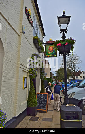 Le Kings Head public house situé sur la place centrale de Wickham, une ville dans la campagne du Hampshire. Banque D'Images