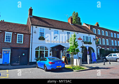 Le Kings Head public house situé sur la place centrale de Wickham, une ville dans la campagne du Hampshire. Banque D'Images