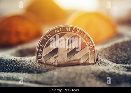 Seule Pièce litecoin cryptocurrency enterré dans le sable, conceptual image de crypto mining et trésors nouvellement trouvé la métaphore, selective focus Banque D'Images