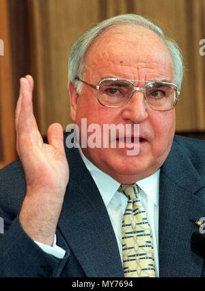 Le chancelier allemand Helmut Kohl en photo au cours de la conférence de presse à Bonn, Allemagne, le 19 mars 1996. Dans le monde d'utilisation | Banque D'Images