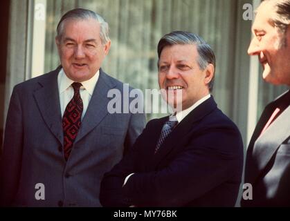 Le Premier ministre britannique James Callaghan (L), le chancelier Helmut Schmidt (C) et le Ministre britannique des Affaires étrangères Anthony Crosland (R) à Bonn, Allemagne, le 30 juin 1976. Dans le monde d'utilisation | Banque D'Images