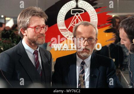 Les gagnants des élections le chef de la CDU Lothar de Maizière (R) et son secrétaire général Martin Kirchner dans l'Est de Berlin, Allemagne, le 18 mars 1990. Les premières élections libres à la Volkskammer (lit. Chambre du Peuple) de la RDA ont eu lieu le 18 mars 1990. Dans le monde d'utilisation | Banque D'Images