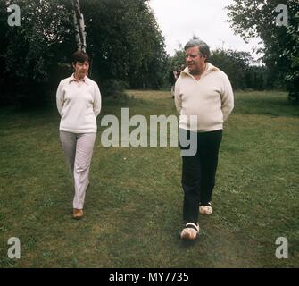 Le chancelier allemand Helmut Schmidt (SPD) et sa femme Hannelore, connu sous le nom de 'Loki', pendant leurs vacances d'été au lac Brahmsee, en Allemagne, en août 1974. Dans le monde d'utilisation | Banque D'Images