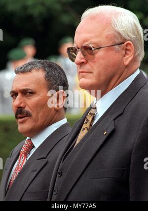 Le président allemand Roman Herzog (R) reçoit le président yéménite Ali Abdullah Saleh avec honneurs militaires à l'extérieur de la Villa Hammerschmidt à Bonn, Allemagne, le 9 septembre 1997. Dans le monde d'utilisation | Banque D'Images