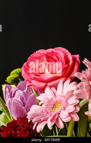 Close-up de fleurs rouges et roses sur fond noir. Concept de la Saint-Valentin Banque D'Images