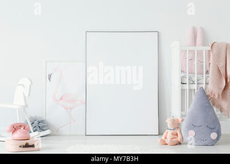 Goutte d'oreiller et les jouets dans la chambre de l'enfant intérieur avec socle et maquette de l'affiche. Photo réelle. Place pour votre charte graphique Banque D'Images