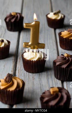 Numéro 1 célébration anniversaire cupcakes on a wooden background Banque D'Images