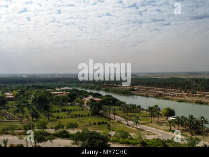 Vue de l'euphrate de l'ancien palais de Saddam Hussein, Hillah, Babyl, Iraq Banque D'Images