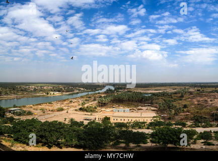 Vue de l'euphrate de l'ancien palais de Saddam Hussein, Hillah, Babyl, Iraq Banque D'Images