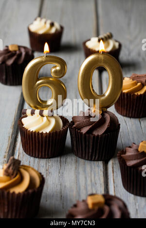 Numéro 60 célébration anniversaire cupcakes on a wooden background Banque D'Images