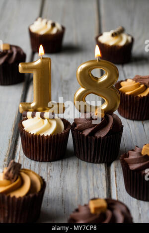 Numéro 18 célébration anniversaire cupcakes on a wooden background Banque D'Images