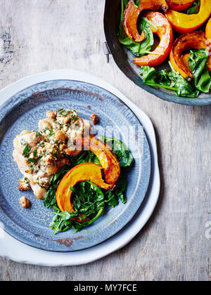 Cuisses de poulet grillées avec du potiron et noix, close-up Banque D'Images