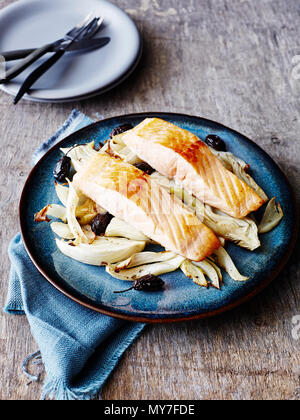 Saumon au four avec le fenouil et les olives, sur blue plate, close-up Banque D'Images