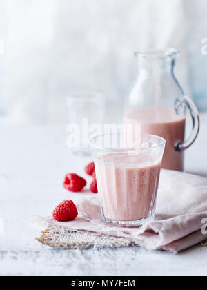 Still Life of peach chia smoothie aux framboises dans du verre Banque D'Images