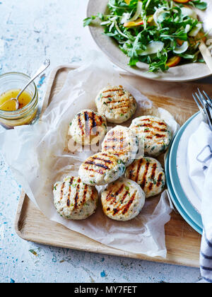 La vie encore de noix de pin et de sauge galettes avec une salade d'été, overhead view Banque D'Images