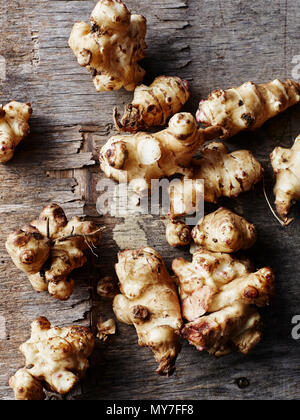 Still Life de topinambours sur bois, overhead view Banque D'Images