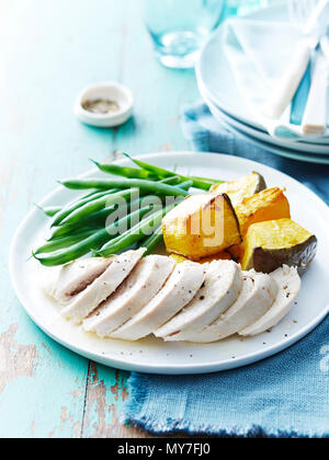 Poulet rôti au four, haricots verts, potiron Banque D'Images