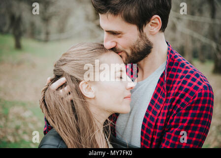 Couple hugging in park Banque D'Images