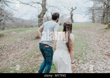 Couple walking in park Banque D'Images