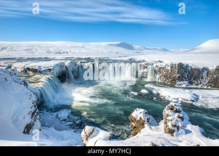 Cascade Goðafoss en hiver avec de la neige et de la glace, Région Nord-Ouest, l'Islande Banque D'Images