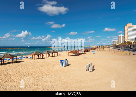 Belle vue sur la plage publique de Tel-Aviv sur la mer Méditerranée. Israël. Banque D'Images