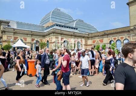 La foule, dans la rue etc stands food festival à Alexandra Palace London UK 2018 Banque D'Images