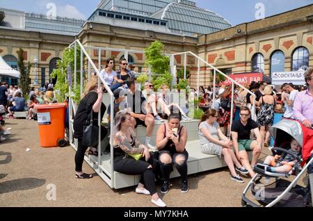 La foule, dans la rue etc stands food festival à Alexandra Palace London UK 2018 Banque D'Images