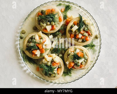 La nourriture turque des artichauts avec petits pois, carottes, pommes de terre et de l'Aneth / Zeytinyagli Enginar. Organic Cuisine traditionnelle. Banque D'Images