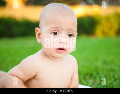 Cute boy sur fond de la nature Banque D'Images