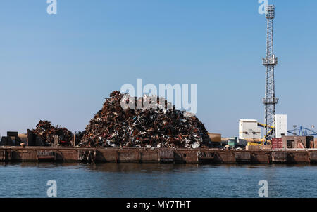 Gros tas de ferraille rouillé se trouve sur le quai au port de Burgas, Bulgarie Banque D'Images