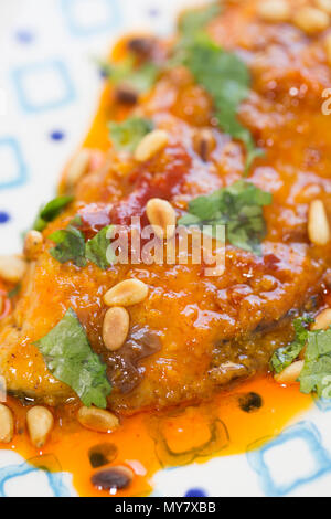 Filets de maquereaux cuisinés avec pâte Harissa basé sur une recette de la BBC Good Food site web. Les filets de maquereaux sont saupoudrés de farine et pap fumé Banque D'Images