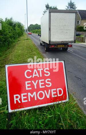 Le trafic passant panneau d'avertissement de chats yeux enlevés sur route en avant avant travaux de resurfaçage leeds united kingdom Banque D'Images