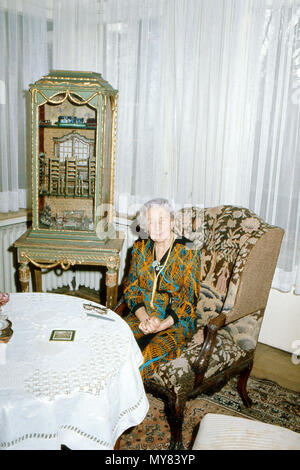 Prinzessin Viktoria Luise von Braunschweig-Lüneburg Preußen, Herzogin zu, in Ihrem Haus im Wohnzimmer à Braunschweig, Allemagne 1974. La princesse Victoria Louise de Prusse, la Duchesse de Brunswick Lunebourg, dans le salon de sa maison de Brunswick, Allemagne 1974. Banque D'Images