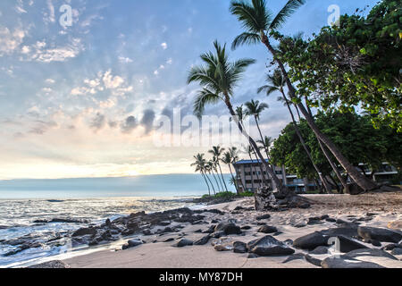 Coucher du soleil à Honls Beach à Big Island Banque D'Images