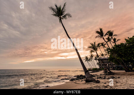 Coucher du soleil à Honls Beach à Big Island Banque D'Images