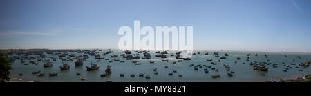 Mui Ne Vietnam village de bateaux de pêche et navires dans la lumière au coucher du soleil Banque D'Images