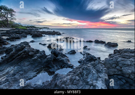 Coucher du soleil à Anaehoomalu Plage de Big Island, Hawaii Banque D'Images