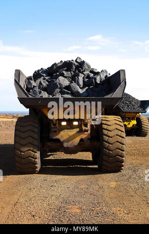 Le Manganèse, mines et traitement du minerai de gros rochers transportés sur le Rock Dump trucks Banque D'Images