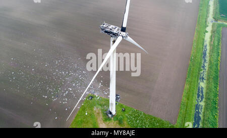 Photo aérienne montre l'éolienne endommagée par la foudre en Doddington,Paris le 30 mai 2006. Un 89m (292ft) wind turbine a pris feu après les tempêtes frappé Cambridgeshire au lendemain. Les pompiers ont été appelés à l'incendie en haut de l'éolienne en Benwick Road, Doddington, à environ 07:50 CEST. Certaines parties ont été rompues, avec des débris éparpillés dans la région, mais il n'y a pas de danger pour le public, le service d'incendie déclaré. Résidents ont signalé le tonnerre et la foudre du jour au lendemain. La cause de l'incendie n'est pas encore connu. Banque D'Images