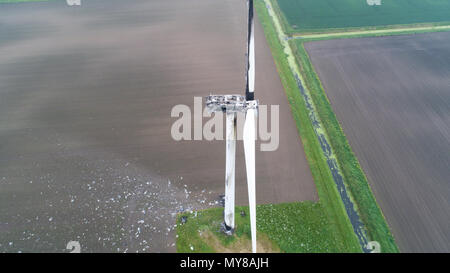 Photo aérienne montre l'éolienne endommagée par la foudre en Doddington,Paris le 30 mai 2006. Un 89m (292ft) wind turbine a pris feu après les tempêtes frappé Cambridgeshire au lendemain. Les pompiers ont été appelés à l'incendie en haut de l'éolienne en Benwick Road, Doddington, à environ 07:50 CEST. Certaines parties ont été rompues, avec des débris éparpillés dans la région, mais il n'y a pas de danger pour le public, le service d'incendie déclaré. Résidents ont signalé le tonnerre et la foudre du jour au lendemain. La cause de l'incendie n'est pas encore connu. Banque D'Images