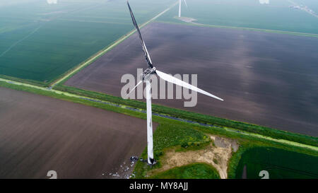 Photo aérienne montre l'éolienne endommagée par la foudre en Doddington,Paris le 30 mai 2006. Un 89m (292ft) wind turbine a pris feu après les tempêtes frappé Cambridgeshire au lendemain. Les pompiers ont été appelés à l'incendie en haut de l'éolienne en Benwick Road, Doddington, à environ 07:50 CEST. Certaines parties ont été rompues, avec des débris éparpillés dans la région, mais il n'y a pas de danger pour le public, le service d'incendie déclaré. Résidents ont signalé le tonnerre et la foudre du jour au lendemain. La cause de l'incendie n'est pas encore connu. Banque D'Images